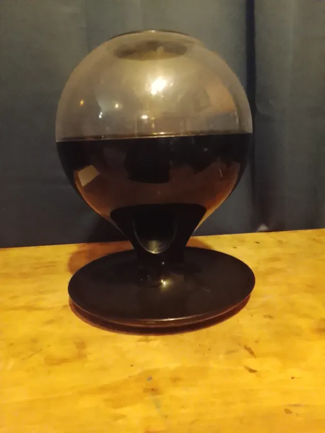 Dispensador de chicle transparente y negro