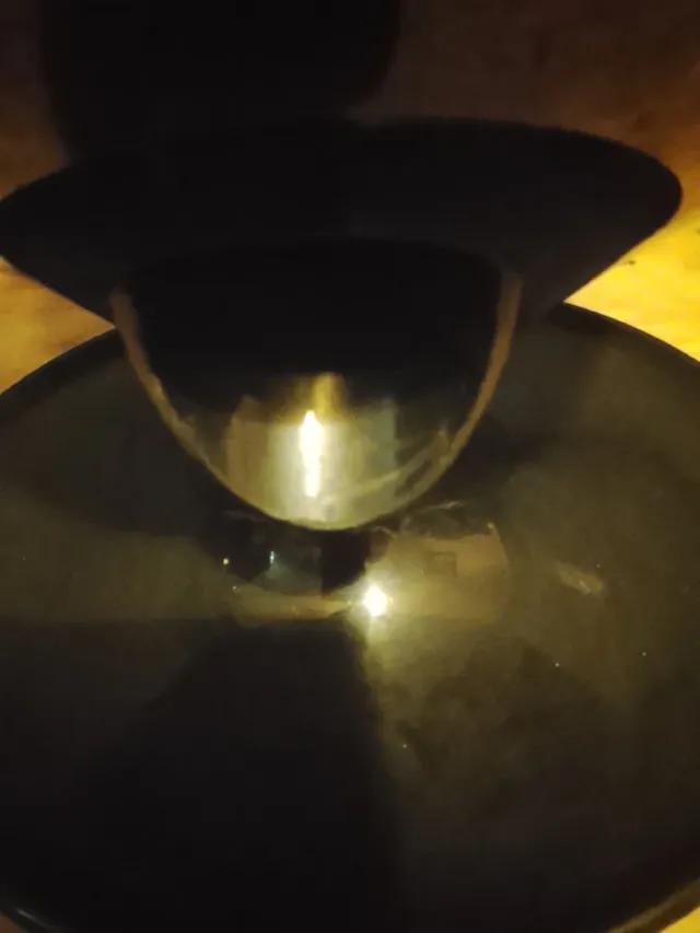 Dispensador de chicle transparente y negro