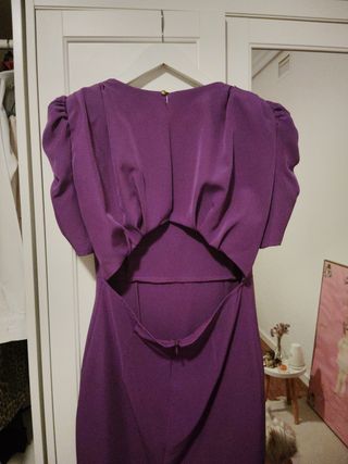 Vestido lila corte lady con apertura espalda