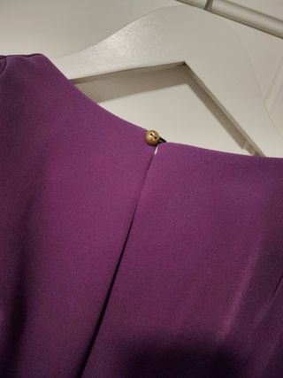 Vestido lila corte lady con apertura espalda