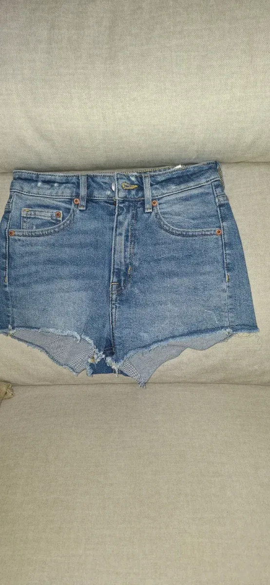 Pantalón corto vaquero desgastado