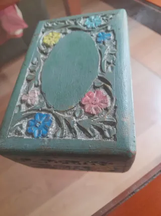 Caja de madera antigua decorada.