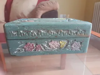 Caja de madera antigua decorada.