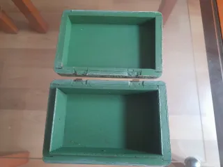 Caja de madera antigua decorada.