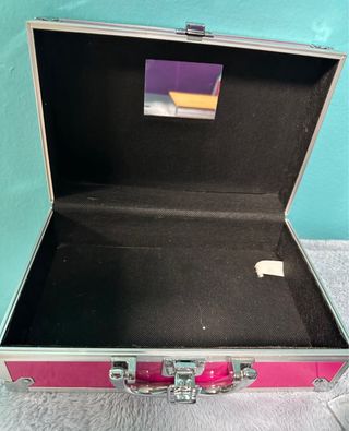 maletín de maquillaje vacío