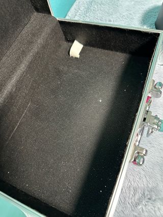 maletín de maquillaje vacío