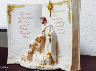 Escultura Sagrada Nacimiento Resina Beige Dorado