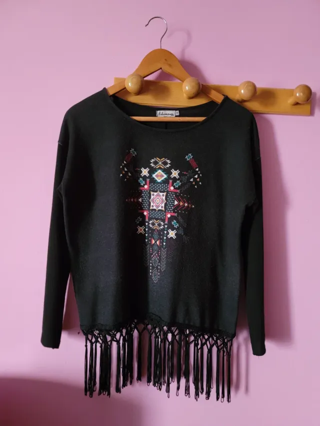 Jersey Negro con Estampado Étnico y Flecos