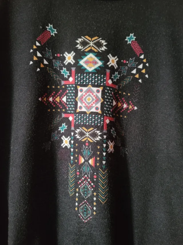 Jersey Negro con Estampado Étnico y Flecos