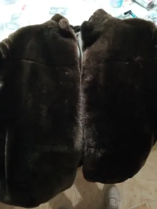 Chaqueta de pelo marrón marca zerimar