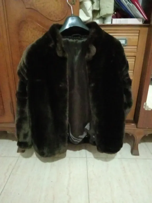 Chaqueta de pelo marrón marca zerimar