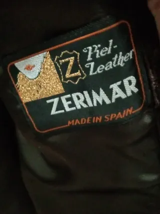 Chaqueta de pelo marrón marca zerimar