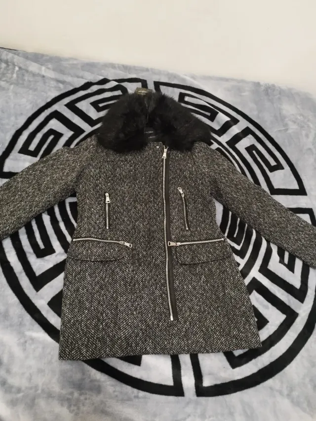 Chaqueta con cuello de pelo