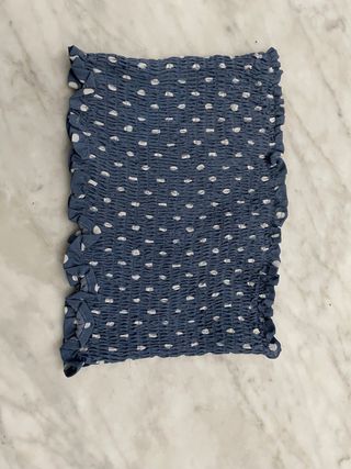 Top azul con lunares blancos