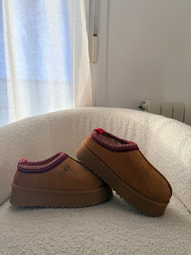 UGG Tazz Marrón Detalle Rojo Talla 38