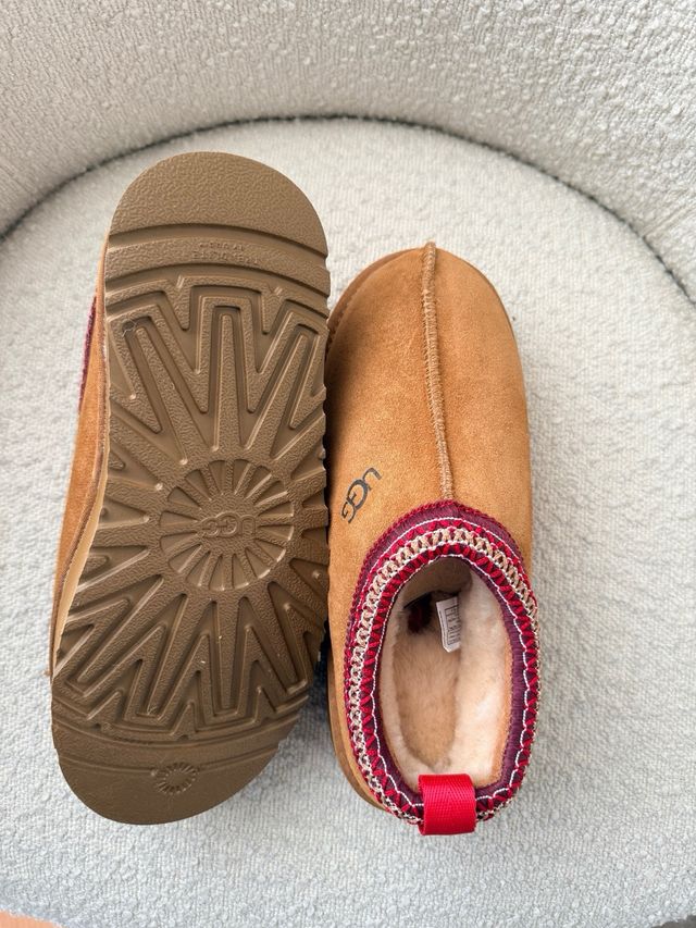 UGG Tazz Marrón Detalle Rojo Talla 38