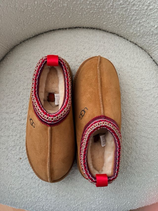 UGG Tazz Marrón Detalle Rojo Talla 38