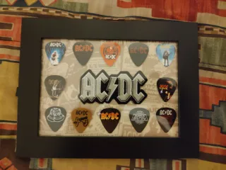 Cuadro púas AC/DC y parche de tela