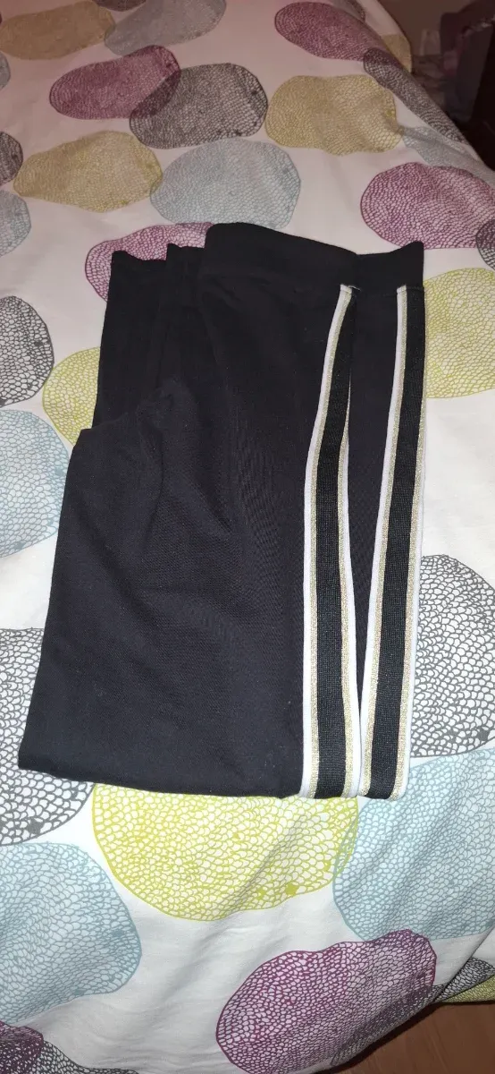 Leggings negros con detalles dorados