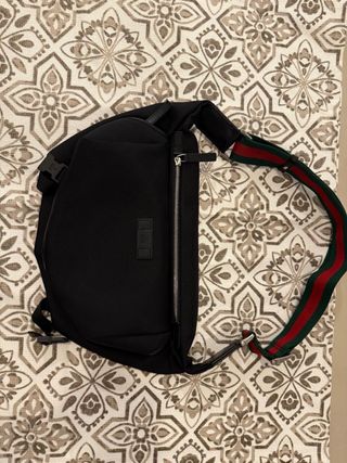 Riñonera Gucci Negra con Correa Rayas