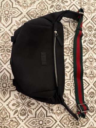 Riñonera Gucci Negra con Correa Rayas