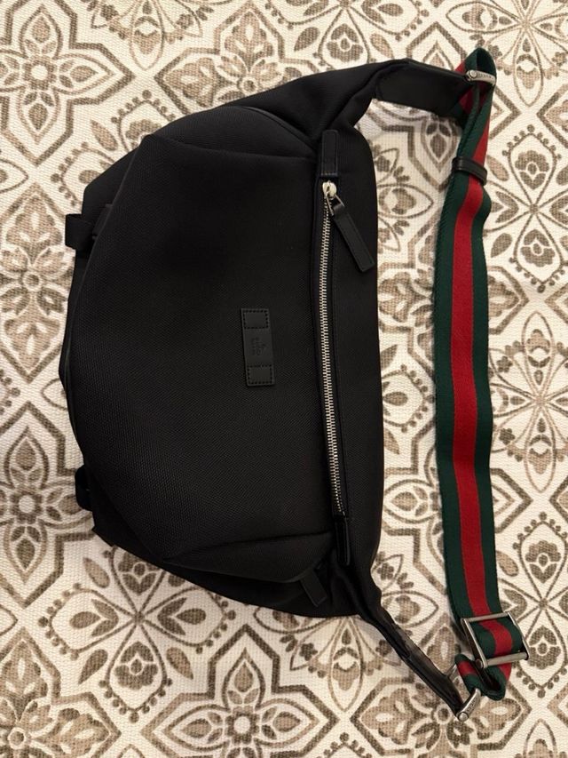 Riñonera Gucci Negra con Correa Rayas