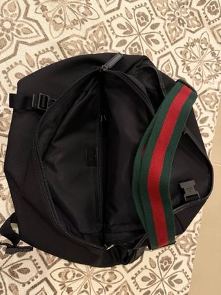 Riñonera Gucci Negra con Correa Rayas