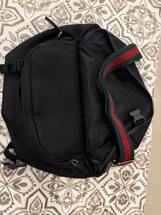 Riñonera Gucci Negra con Correa Rayas