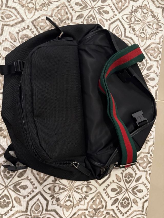 Riñonera Gucci Negra con Correa Rayas