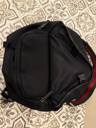 Riñonera Gucci Negra con Correa Rayas