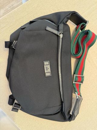 Riñonera Gucci Negra con Correa Rayas