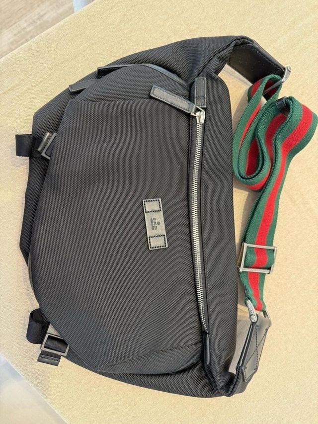 Riñonera Gucci Negra con Correa Rayas