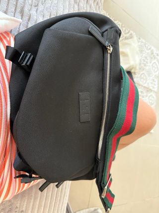 Riñonera Gucci Negra con Correa Rayas