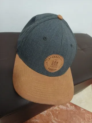 Gorra plana gris y marrón