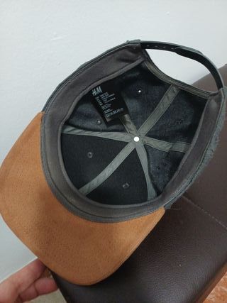 Gorra plana gris y marrón