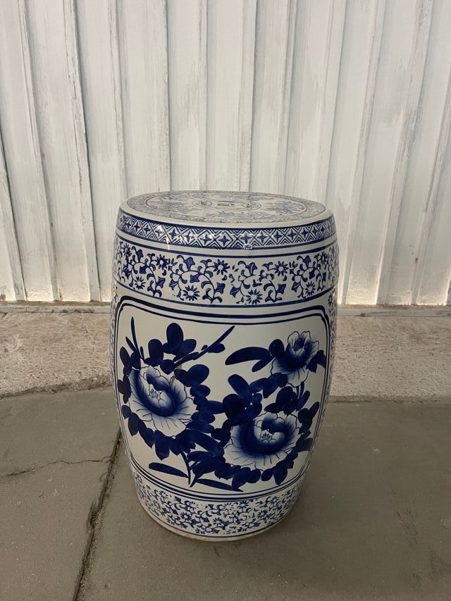 Taburete de cerámica azul y blanco