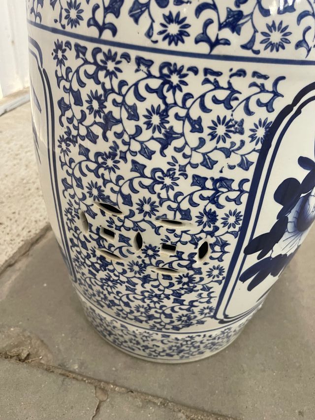 Taburete de cerámica azul y blanco