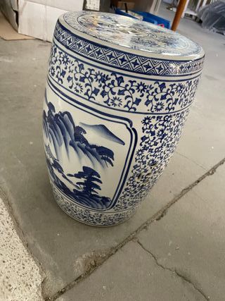 Taburete de cerámica azul y blanco