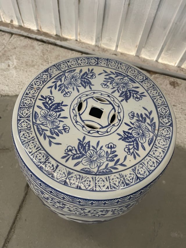 Taburete de cerámica azul y blanco