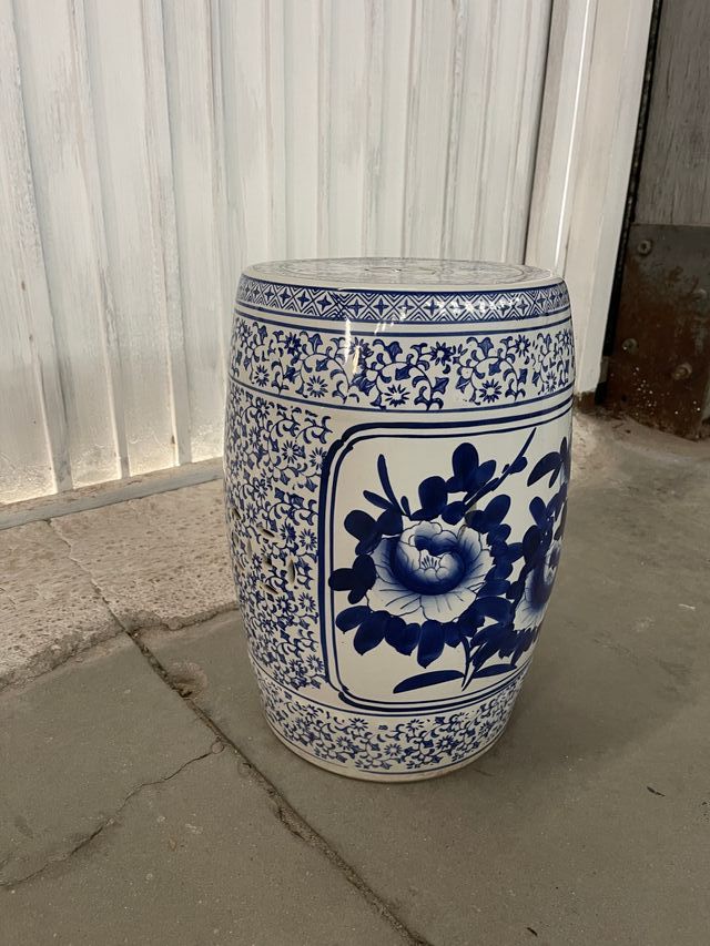 Taburete de cerámica azul y blanco