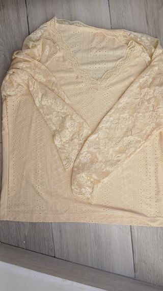 Blusa Beige Encaje Talla M - gratis