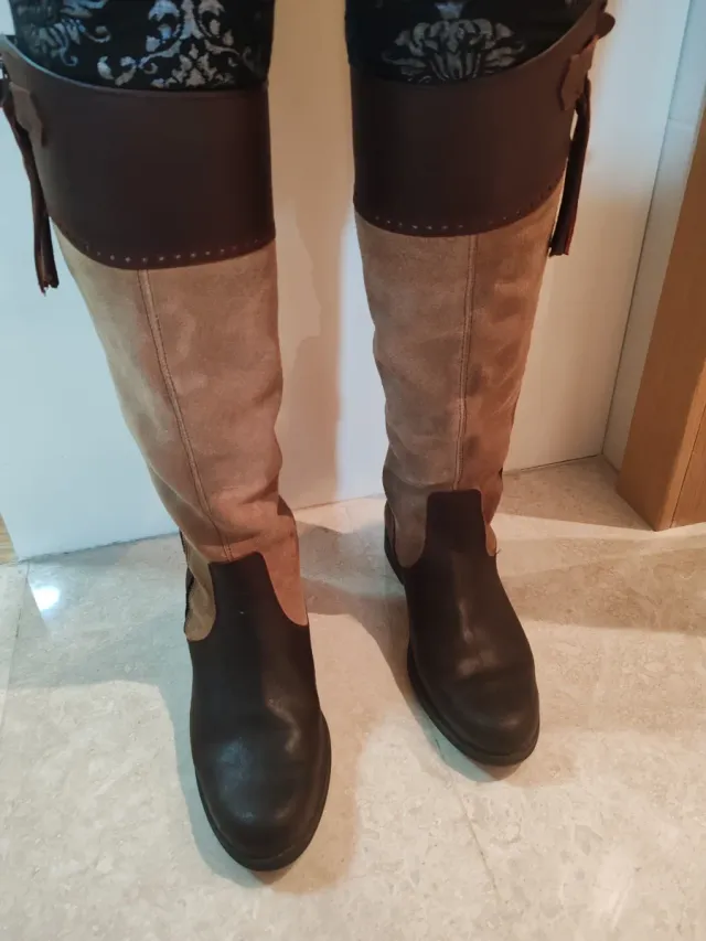 Botas altas de piel y ante. Marca DAKOTA BOOTS