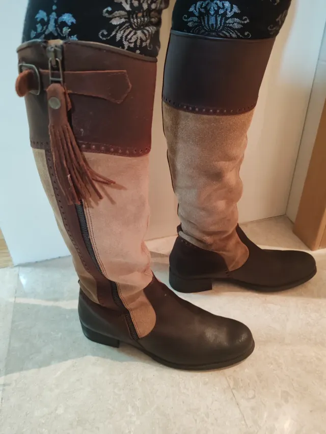 Botas altas de piel y ante. Marca DAKOTA BOOTS