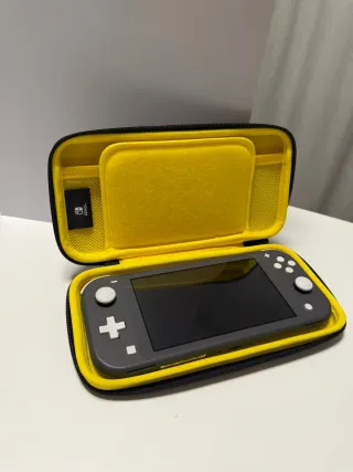 Nintendo Switch Lite Grigio con custodia gialla