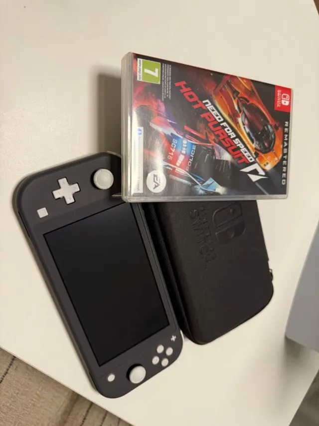 Nintendo Switch Lite Gris con funda amarilla