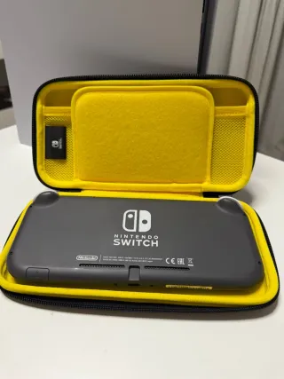Nintendo Switch Lite Grigio con custodia gialla