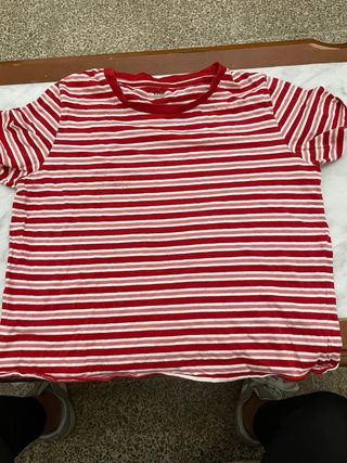 Camiseta de rayas rojas y blancas