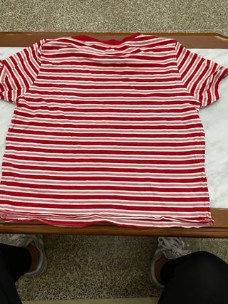 Camiseta de rayas rojas y blancas