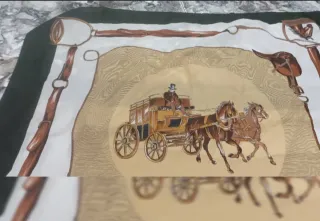 Pañuelo de seda con tonos marrones, nuevo con etiq