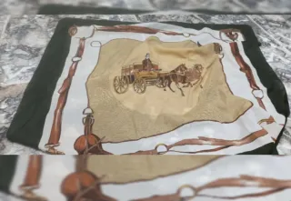 Pañuelo de seda con tonos marrones, nuevo con etiq